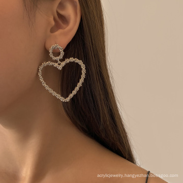 Simple threaded temperament business earrings, hollow geometric creative sweet and cool heart-shaped earrings for women